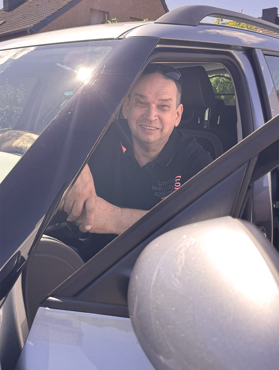 MPU Beratung & Coaching im Kreis Recklinghausen in Herten: MPU-Berater Michael Bühner steigt aus seinem Auto aus.